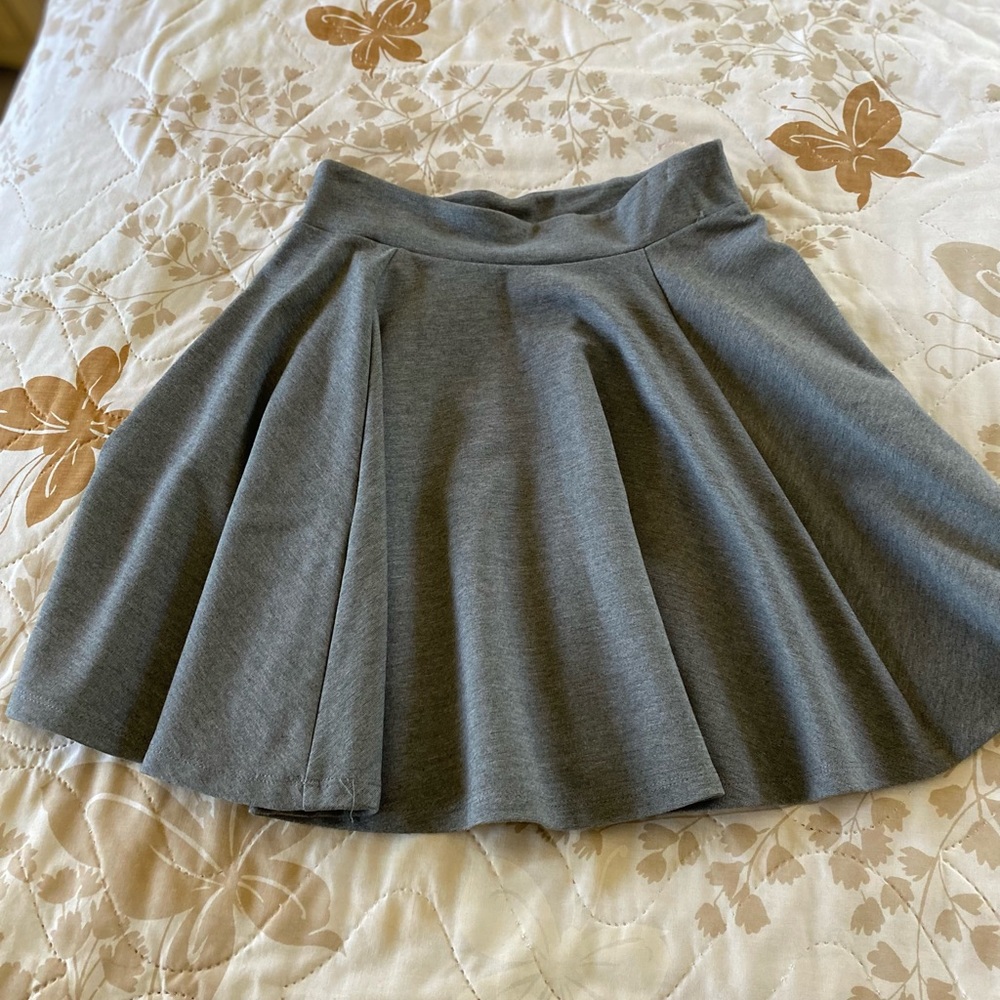 Grey flare skirt, many folds, pretty on